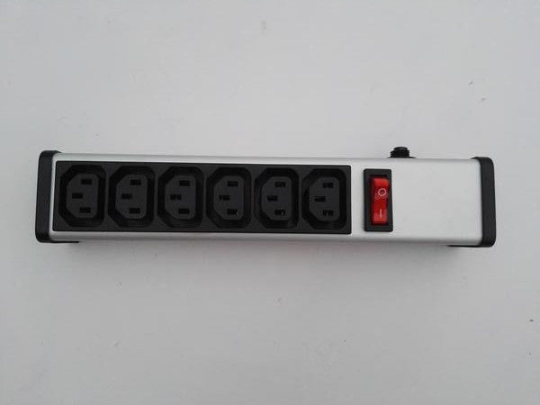 6 Outlet Flat cắm Power Strip kim loại PDU với bảo vệ quá tải IEC đã được phê duyệt