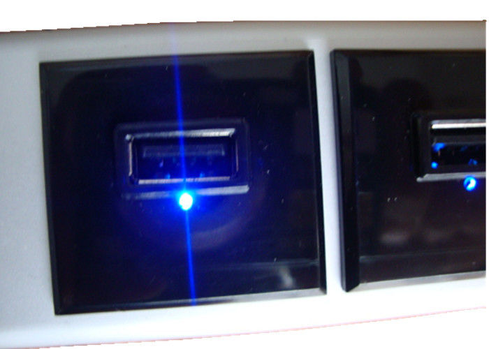 4 Ổ cắm điện USB có thể sạc được, có thể cắm được
