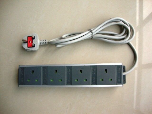 Đen UK 4 Ổ cắm điện mở rộng dây, Rack Mount Power Đơn vị phân phối