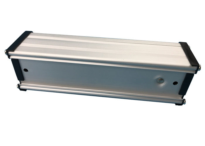 Hardwired Plug In PDU Đơn vị phân phối điện 4 Outlet Với ​​IEC Connector Low Profile
